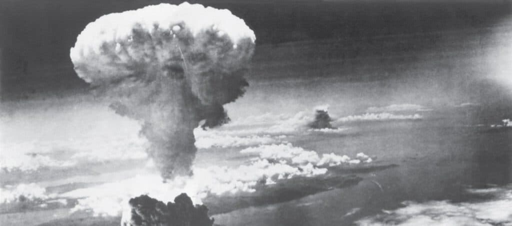 Nuage en forme de champignon provenant de la bombe nucléaire larguée sur Nagasaki